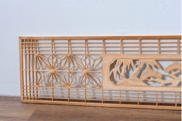 ヴィンテージ建具　昭和後期　華やかな麻の葉組子と松図彫刻の欄間1枚　(R-085077)