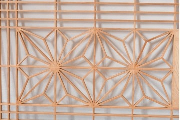 ヴィンテージ建具　昭和後期　華やかな麻の葉組子と松図彫刻の欄間1枚　(R-085077)