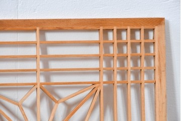 ヴィンテージ建具　昭和後期　華やかな麻の葉組子と松図彫刻の欄間1枚　(R-085077)