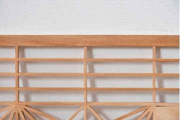 ヴィンテージ建具　昭和後期　華やかな麻の葉組子と松図彫刻の欄間1枚　(R-085077)