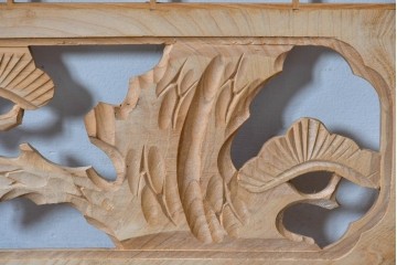 ヴィンテージ建具　昭和後期　華やかな麻の葉組子と松図彫刻の欄間1枚　(R-085077)