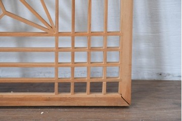 ヴィンテージ建具　昭和後期　華やかな麻の葉組子と松図彫刻の欄間1枚　(R-085077)