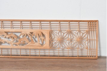 ヴィンテージ建具　昭和後期　華やかな麻の葉組子と松図彫刻の欄間1枚　(R-085077)