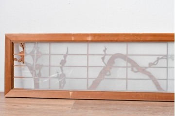 ヴィンテージ建具　昭和後期　彫刻入り　梅の枝ぶりを繊細に彫り込んだ片面ガラス入りの欄間　(R-085081)