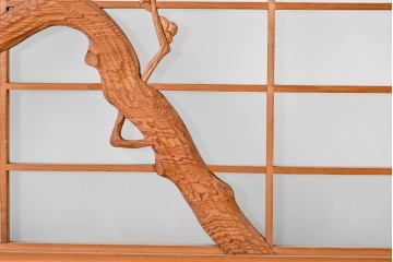 ヴィンテージ建具　昭和後期　彫刻入り　梅の枝ぶりを繊細に彫り込んだ片面ガラス入りの欄間　(R-085081)
