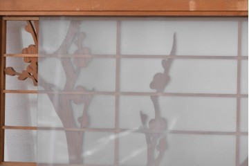 ヴィンテージ建具　昭和後期　彫刻入り　梅の枝ぶりを繊細に彫り込んだ片面ガラス入りの欄間　(R-085081)