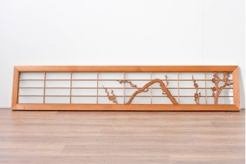 ヴィンテージ建具　昭和後期　彫刻入り　梅の枝ぶりを繊細に彫り込んだ片面ガラス入りの欄間　(R-085081)