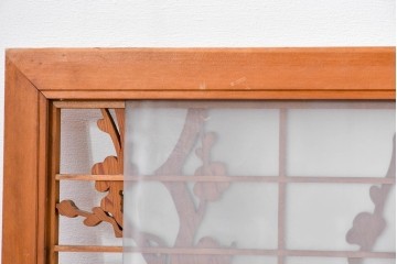 ヴィンテージ建具　昭和後期　彫刻入り　梅の枝ぶりを繊細に彫り込んだ片面ガラス入りの欄間　(R-085081)