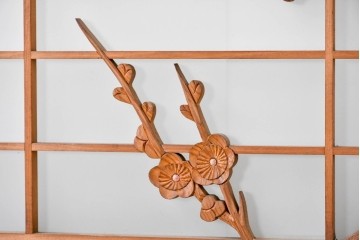 ヴィンテージ建具　昭和後期　彫刻入り　梅の枝ぶりを繊細に彫り込んだ片面ガラス入りの欄間　(R-085081)