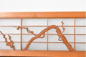ヴィンテージ建具　昭和後期　彫刻入り　梅の枝ぶりを繊細に彫り込んだ片面ガラス入りの欄間　(R-085081)