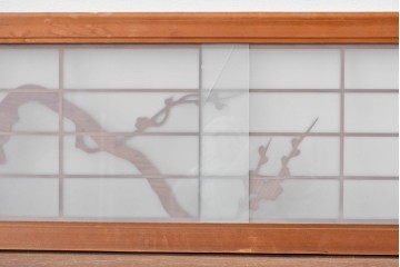 ヴィンテージ建具　昭和後期　彫刻入り　梅の枝ぶりを繊細に彫り込んだ片面ガラス入りの欄間　(R-085081)