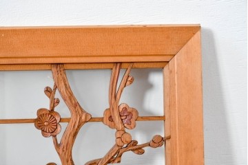 ヴィンテージ建具　昭和後期　彫刻入り　梅の枝ぶりを繊細に彫り込んだ片面ガラス入りの欄間　(R-085081)