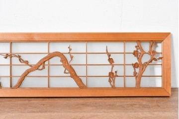 ヴィンテージ建具　昭和後期　彫刻入り　梅の枝ぶりを繊細に彫り込んだ片面ガラス入りの欄間　(R-085081)