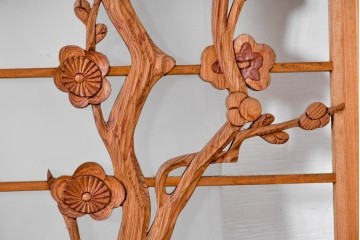 ヴィンテージ建具　昭和後期　彫刻入り　梅の枝ぶりを繊細に彫り込んだ片面ガラス入りの欄間　(R-085081)