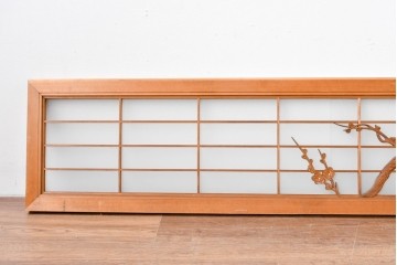 ヴィンテージ建具　昭和後期　彫刻入り　梅の枝ぶりを繊細に彫り込んだ片面ガラス入りの欄間　(R-085081)