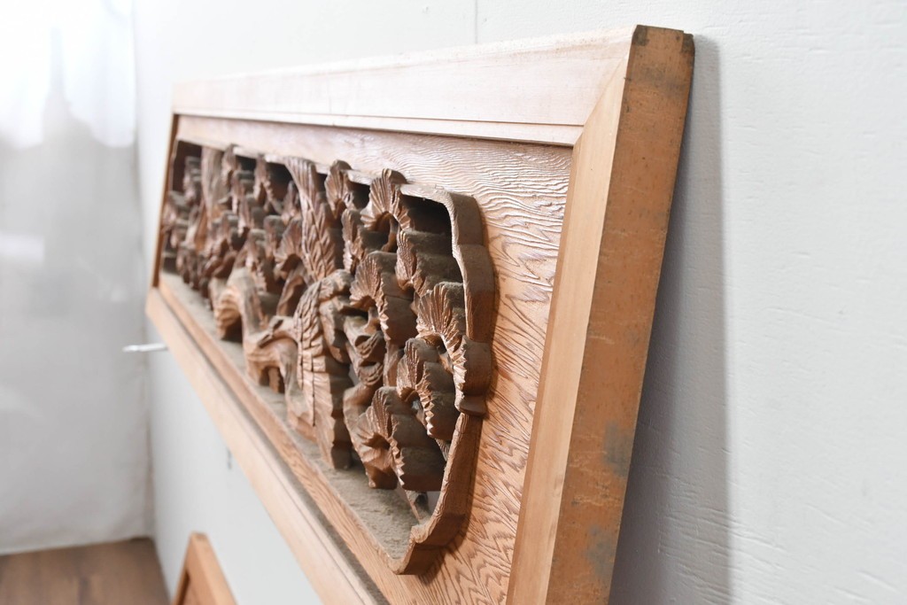 ヴィンテージ建具　松に鶴の図　丁寧に彫り込まれた彫刻入り欄間2枚セット　(R-085083)