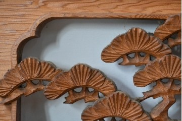 ヴィンテージ建具　松に鶴の図　丁寧に彫り込まれた彫刻入り欄間2枚セット　(R-085083)