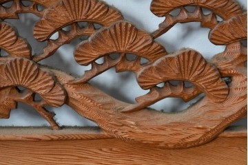 ヴィンテージ建具　松に鶴の図　丁寧に彫り込まれた彫刻入り欄間2枚セット　(R-085083)