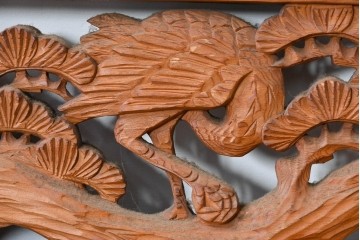 ヴィンテージ建具　松に鶴の図　丁寧に彫り込まれた彫刻入り欄間2枚セット　(R-085083)