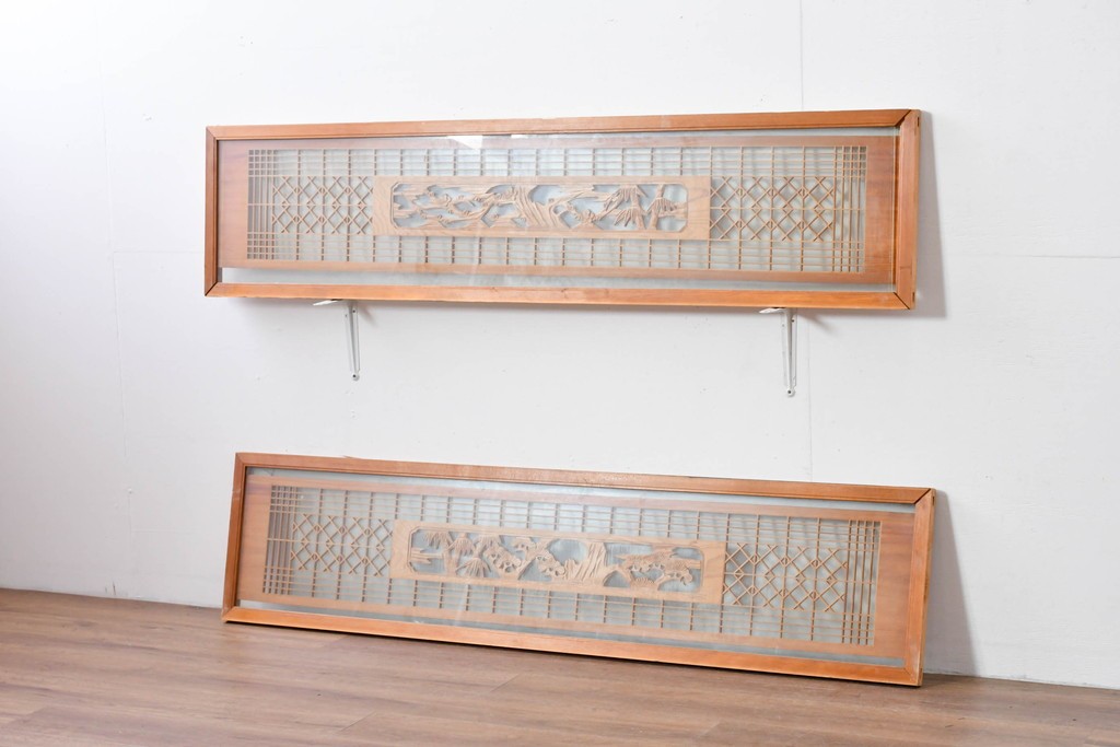 ヴィンテージ建具　昭和後期　繊細な組子と松竹梅の彫刻が入った両面ガラス欄間2枚セット　(R-085087)