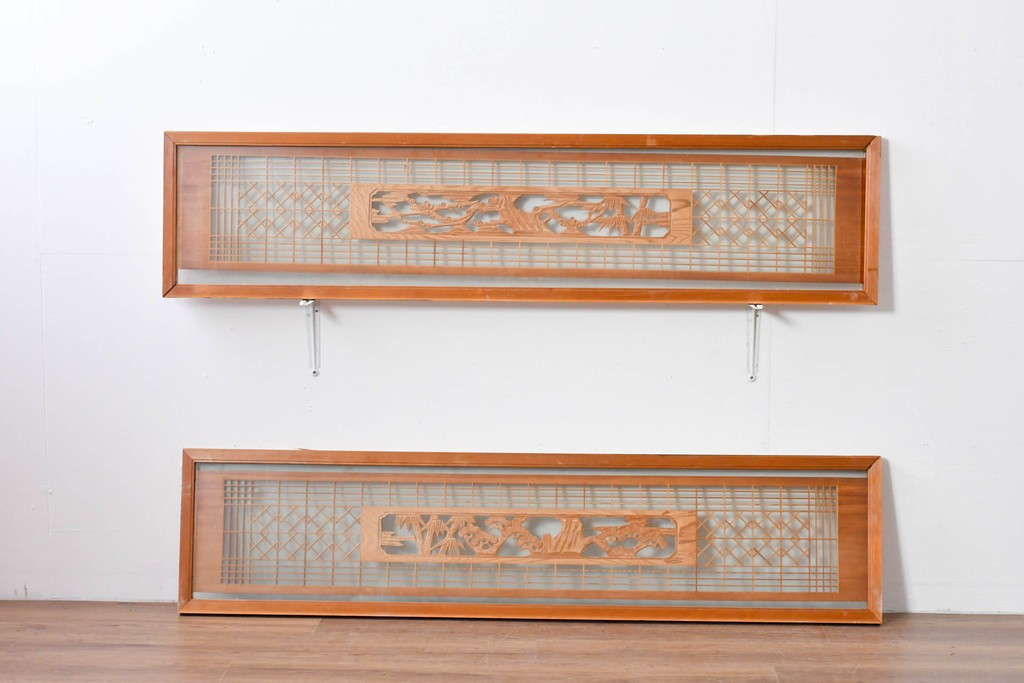 ヴィンテージ建具　昭和後期　繊細な組子と松竹梅の彫刻が入った両面ガラス欄間2枚セット　(R-085087)