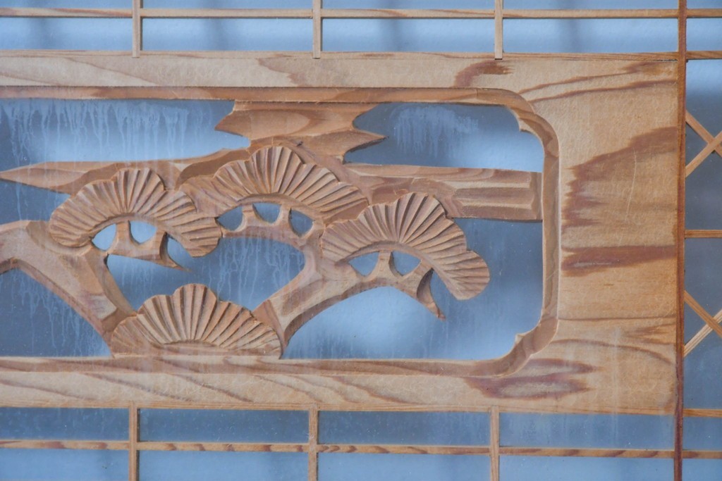 ヴィンテージ建具　昭和後期　繊細な組子と松竹梅の彫刻が入った両面ガラス欄間2枚セット　(R-085087)