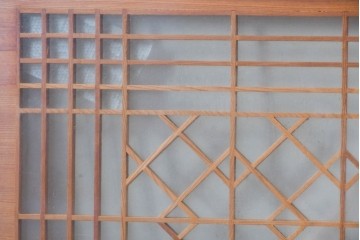 ヴィンテージ建具　昭和後期　繊細な組子と松竹梅の彫刻が入った両面ガラス欄間2枚セット　(R-085087)