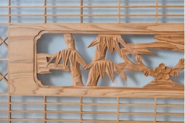 ヴィンテージ建具　昭和後期　繊細な組子と松竹梅の彫刻が入った両面ガラス欄間2枚セット　(R-085087)