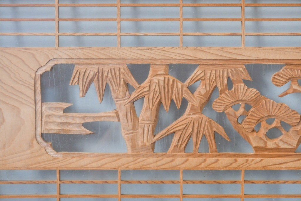 ヴィンテージ建具　昭和後期　繊細な組子と松竹梅の彫刻が入った両面ガラス欄間2枚セット　(R-085087)