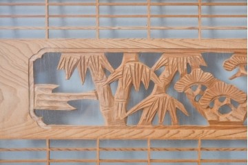 ヴィンテージ建具　昭和後期　繊細な組子と松竹梅の彫刻が入った両面ガラス欄間2枚セット　(R-085087)