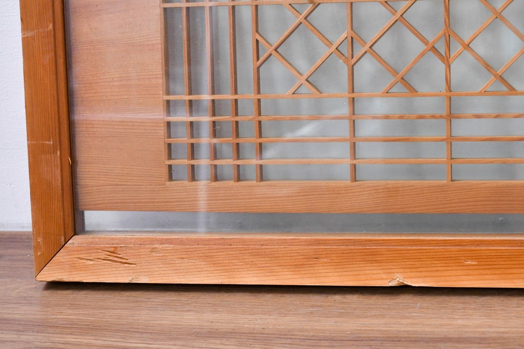 ヴィンテージ建具　昭和後期　繊細な組子と松竹梅の彫刻が入った両面ガラス欄間2枚セット　(R-085087)