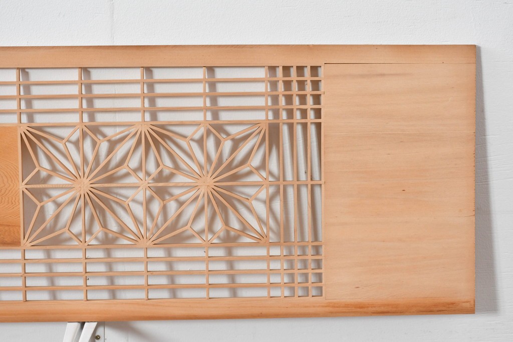 ヴィンテージ建具　昭和後期　松竹梅の彫刻と麻の葉文様が入った組子欄間2枚セット　(R-085088)