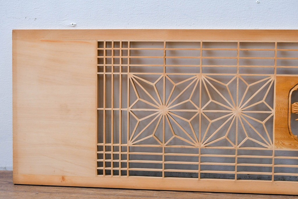 ヴィンテージ建具　昭和後期　松竹梅の彫刻と麻の葉文様が入った組子欄間2枚セット　(R-085088)