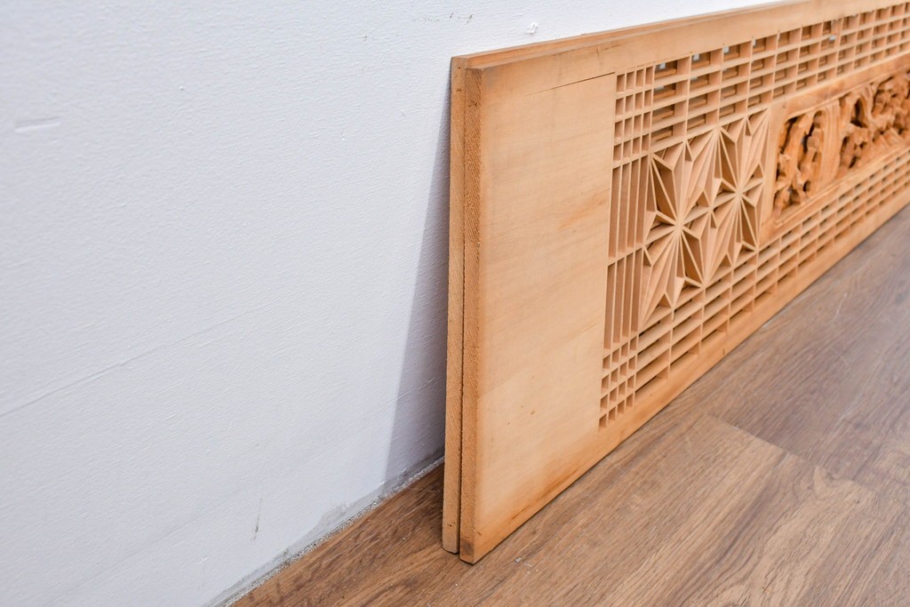 ヴィンテージ建具　昭和後期　松竹梅の彫刻と麻の葉文様が入った組子欄間2枚セット　(R-085088)