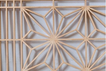 ヴィンテージ建具　昭和後期　松竹梅の彫刻と麻の葉文様が入った組子欄間2枚セット　(R-085088)