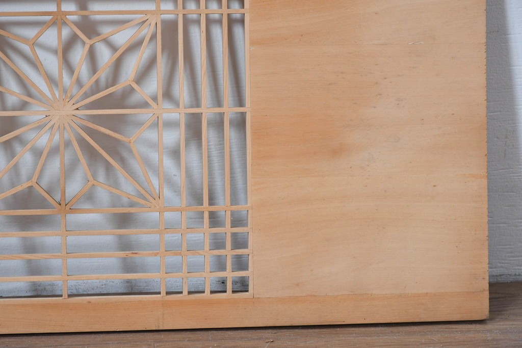 ヴィンテージ建具　昭和後期　松竹梅の彫刻と麻の葉文様が入った組子欄間2枚セット　(R-085088)