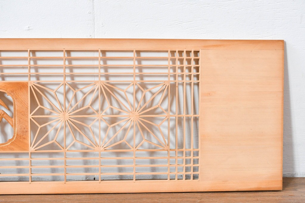 ヴィンテージ建具　昭和後期　松竹梅の彫刻と麻の葉文様が入った組子欄間2枚セット　(R-085088)