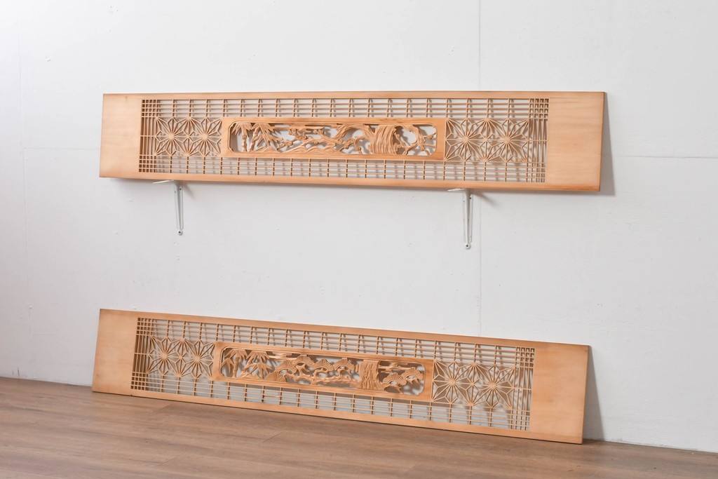 ヴィンテージ建具　昭和後期　松竹梅の彫刻と麻の葉文様が入った組子欄間2枚セット　(R-085088)