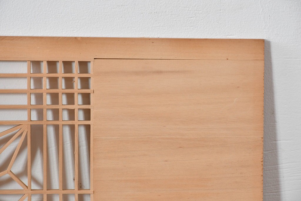 ヴィンテージ建具　昭和後期　松竹梅の彫刻と麻の葉文様が入った組子欄間2枚セット　(R-085088)