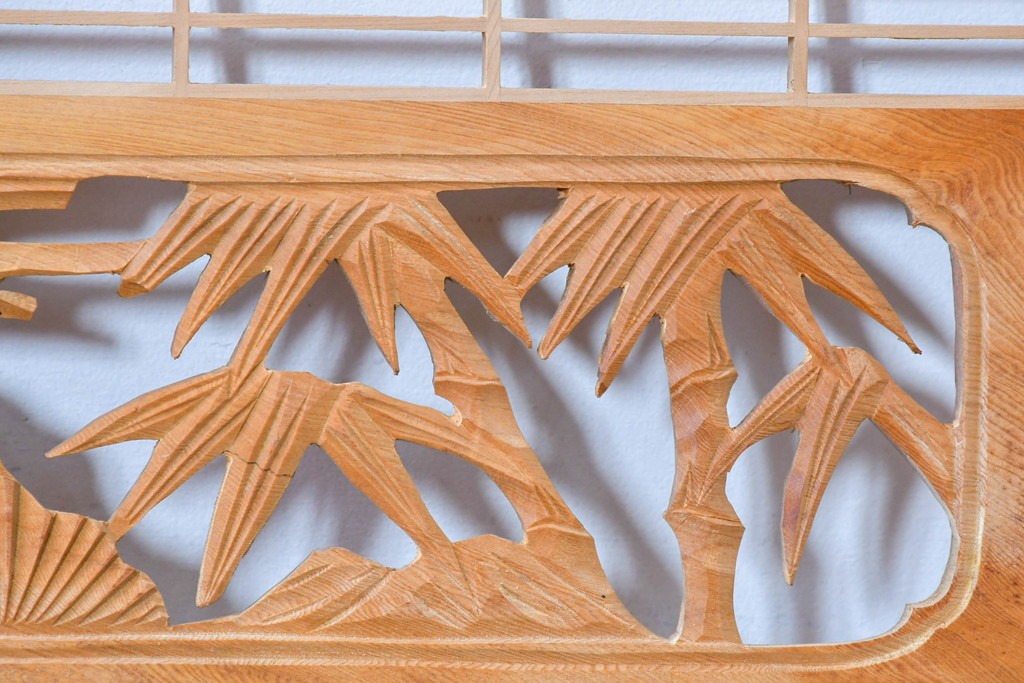ヴィンテージ建具　昭和後期　松竹梅の彫刻と麻の葉文様が入った組子欄間2枚セット　(R-085088)