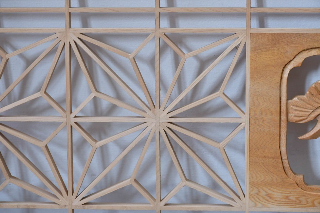 ヴィンテージ建具　昭和後期　松竹梅の彫刻と麻の葉文様が入った組子欄間2枚セット　(R-085088)