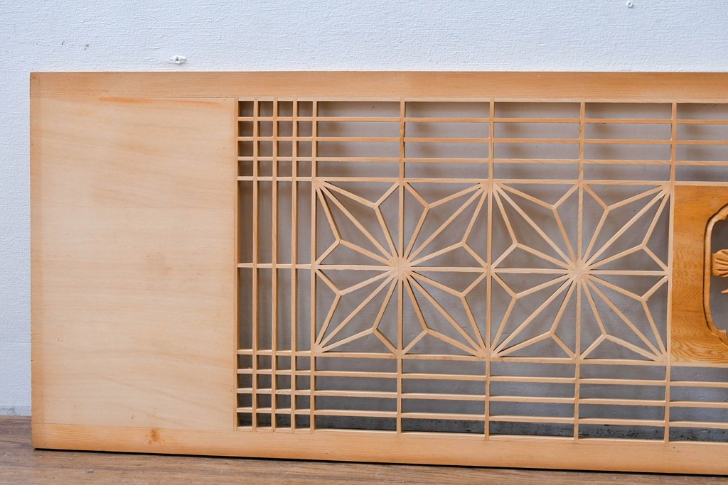 ヴィンテージ建具　昭和後期　松竹梅の彫刻と麻の葉文様が入った組子欄間2枚セット　(R-085088)