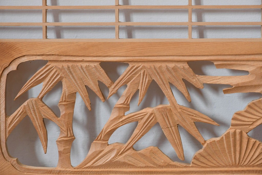 ヴィンテージ建具　昭和後期　松竹梅の彫刻と麻の葉文様が入った組子欄間2枚セット　(R-085088)