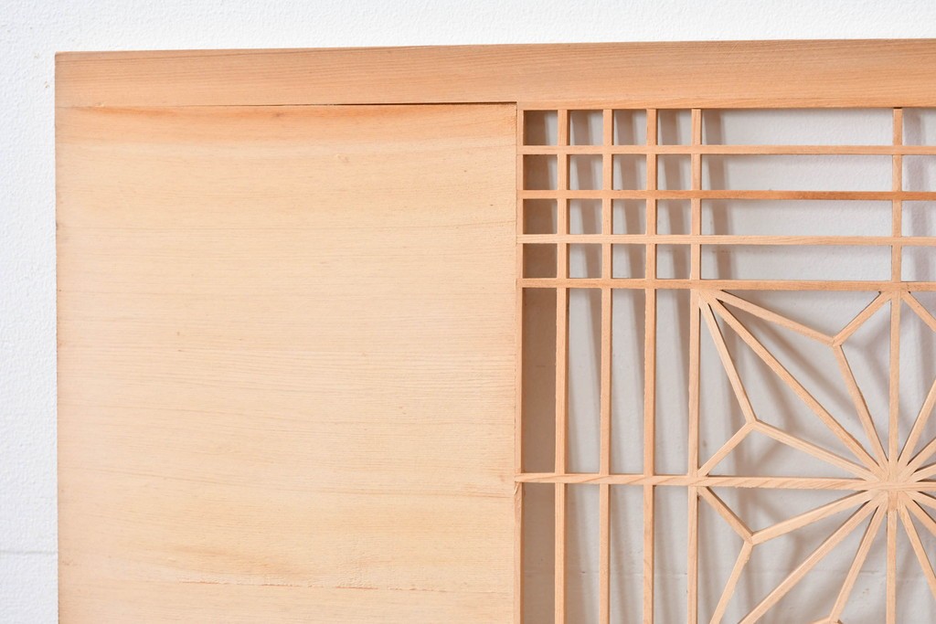 ヴィンテージ建具　昭和後期　松に鶴の彫刻と麻の葉文様が入った組子欄間2枚セット　(R-085090)