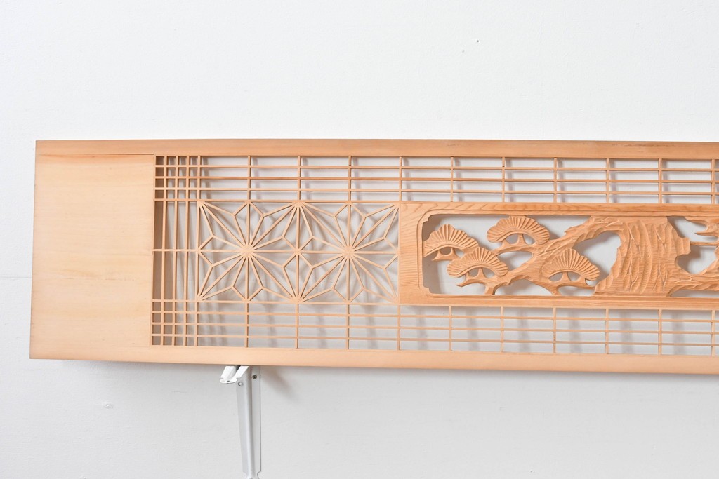 ヴィンテージ建具　昭和後期　松に鶴の彫刻と麻の葉文様が入った組子欄間2枚セット　(R-085090)