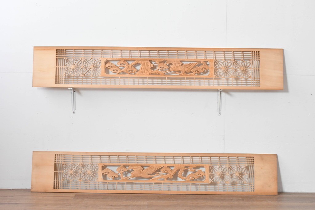 ヴィンテージ建具　昭和後期　松に鶴の彫刻と麻の葉文様が入った組子欄間2枚セット　(R-085090)