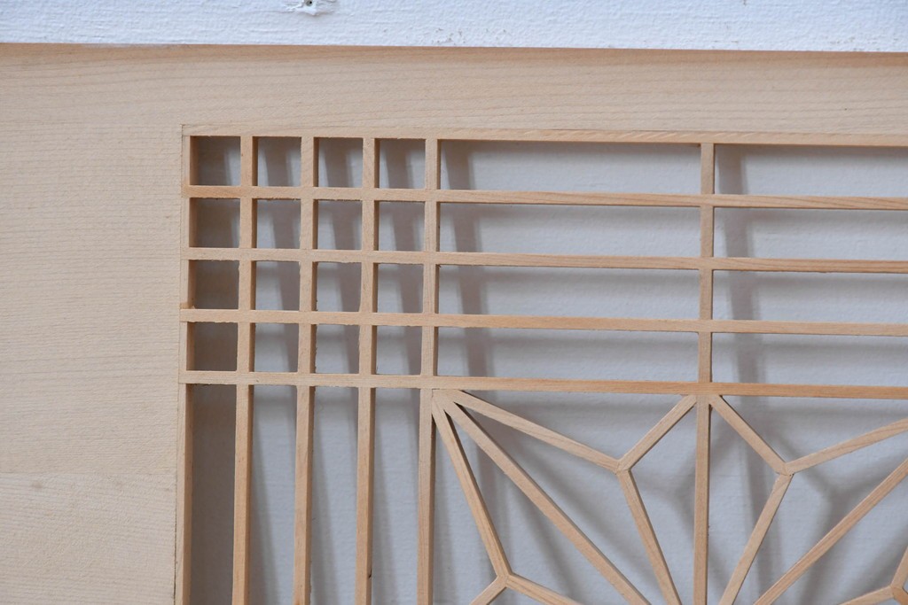 ヴィンテージ建具　昭和後期　松に鶴の彫刻と麻の葉文様が入った組子欄間2枚セット　(R-085090)