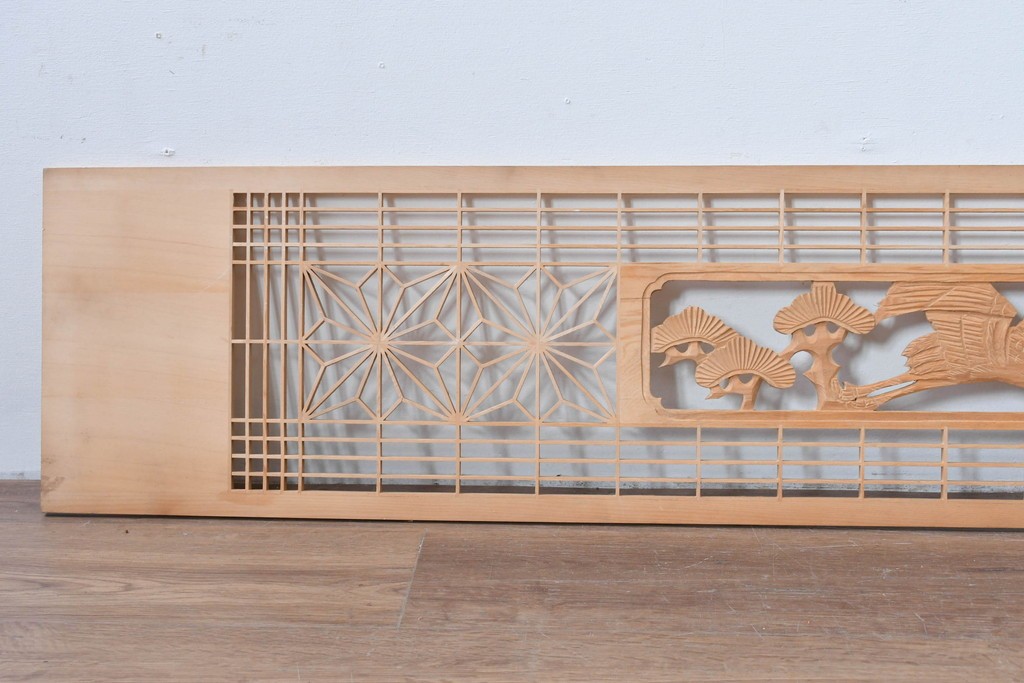 ヴィンテージ建具　昭和後期　松に鶴の彫刻と麻の葉文様が入った組子欄間2枚セット　(R-085090)