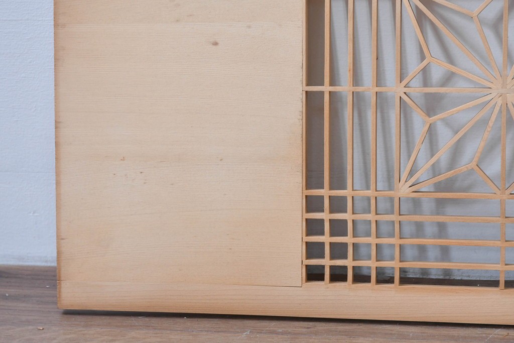 ヴィンテージ建具　昭和後期　松に鶴の彫刻と麻の葉文様が入った組子欄間2枚セット　(R-085090)