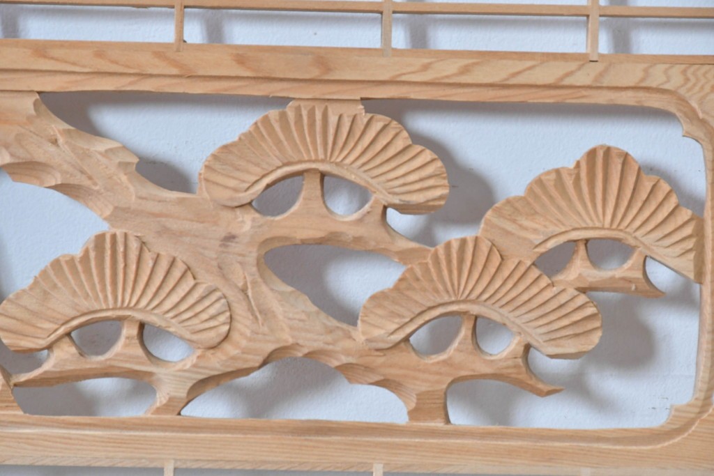 ヴィンテージ建具　昭和後期　松に鶴の彫刻と麻の葉文様が入った組子欄間2枚セット　(R-085090)